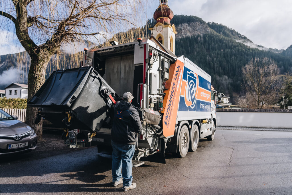 Schieferer LKW mit Mitarbeiter bei der geplanten Wertstoffsammlung