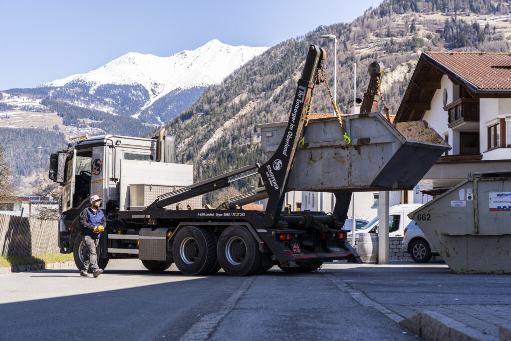 LKW der einen Container abläd
