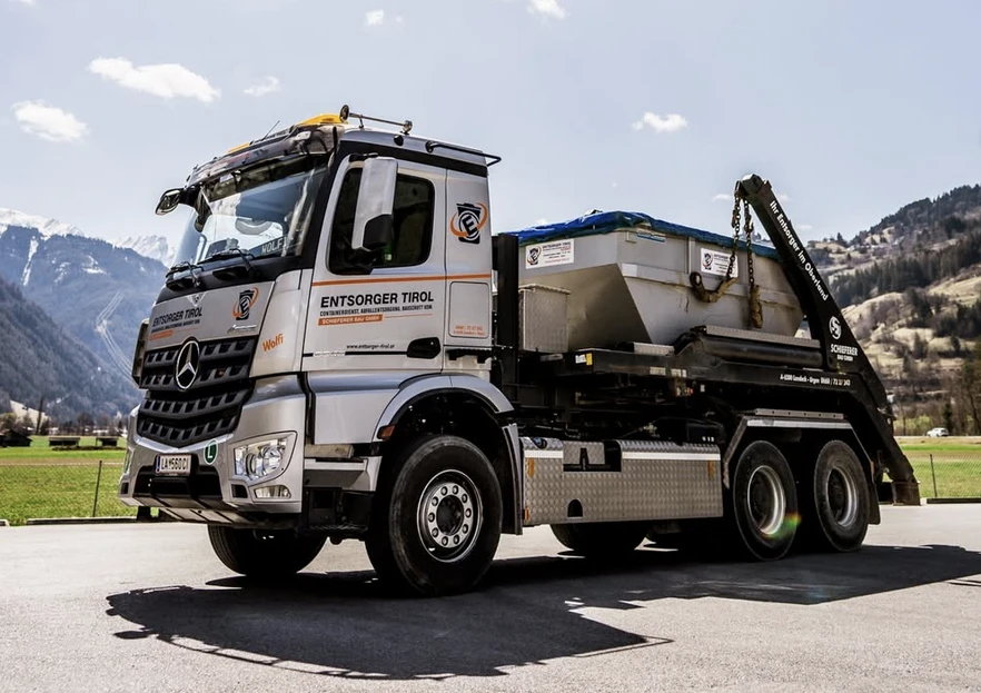 LKW mit geladenem Container von Schieferer